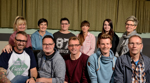 Die Gruppe des Fördervereins Geusfeld: (hinten v.l.) Maggi Simon (Regie), Alexandra Hümmer, Anschi Bäuerlen, Eva Pickel,Anna Lena Bäuerlein, Martina Stahl (Souffleuse), (vorne v.l.)  Markus Betz, Christian Schmitt, Matthias Stahl,  Stefan Bäuerlein und Jürgen Fösel